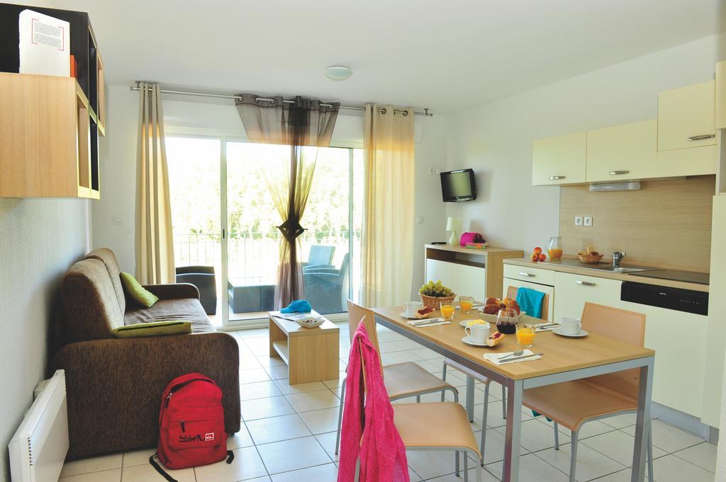 La Residence Du Chateau De Jouarres Azille Room photo